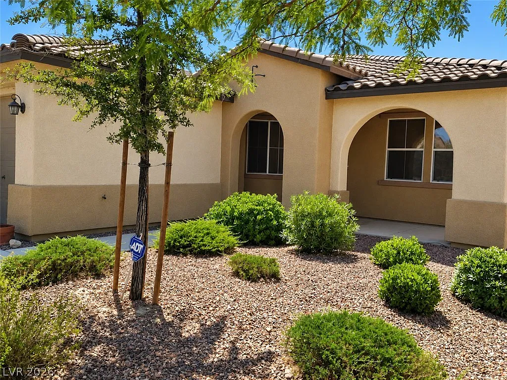 3 bed, 2.0 bath, 2058 sqft, $1,995 — Photo 2