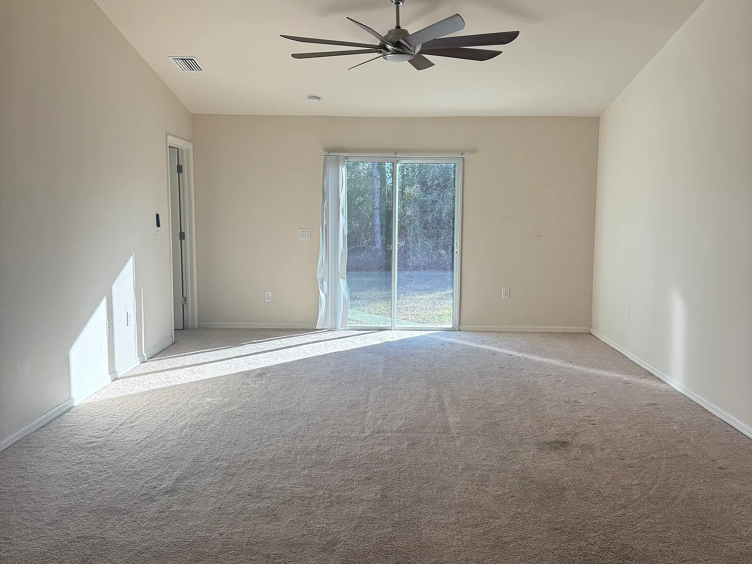 3 bed, 1402 sqft, $1,900 — Photo 4