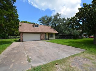 106 Mockingbird Ln, Clute, TX 77531