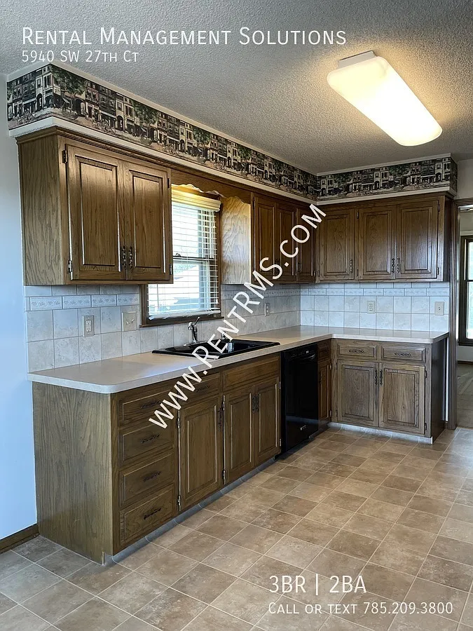 5940 Sw 27th Ct - 3 Bed/2 Bath — Photo 4