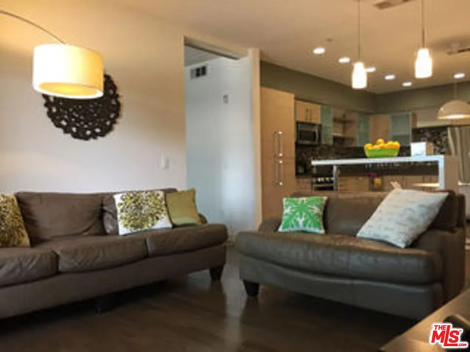 2 bed, 2.0 bath, 990 sqft, $2,780 — Photo 3