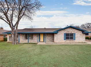 69 Regents Park Dr, Bedford, TX 76022
