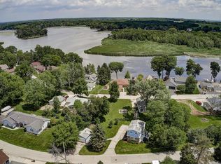 5625 W Peninsula Rd, Waterford, WI 53185