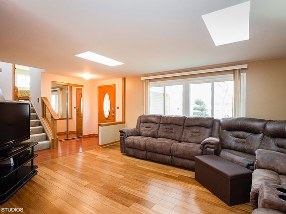5th image of 319 Marie Ln