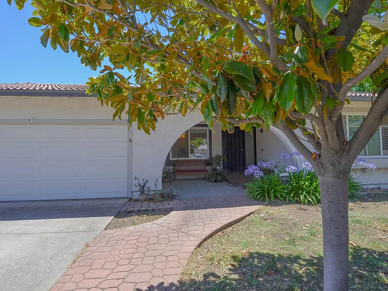 1321 Astoria Dr — Photo 2