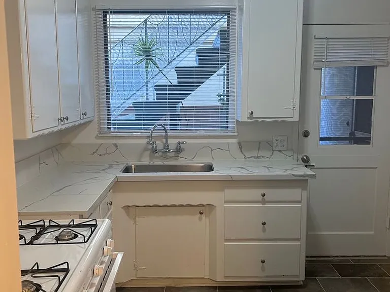 8366 Sargent Ave — Photo 18