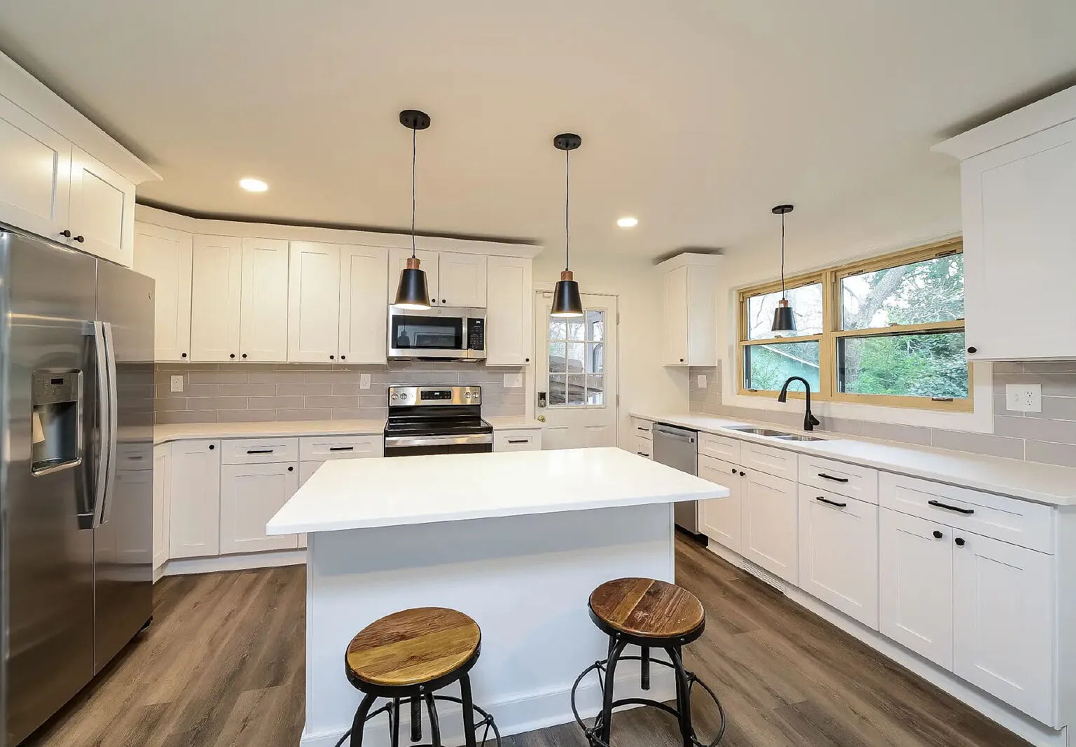 4 bed, 2.0 bath, 1700 sqft, $4,000 — Photo 3
