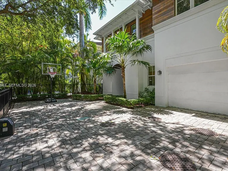 4734 Sunset Dr — Photo 3