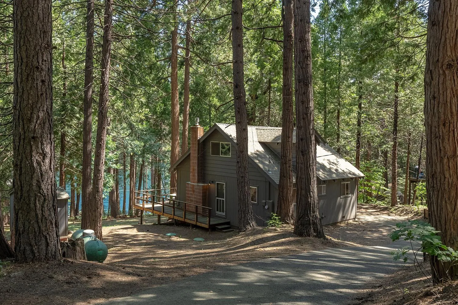 2984 Evergreen Dr photo 1