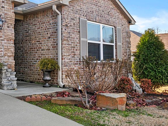 4th image of 910 Pinehurst Loop