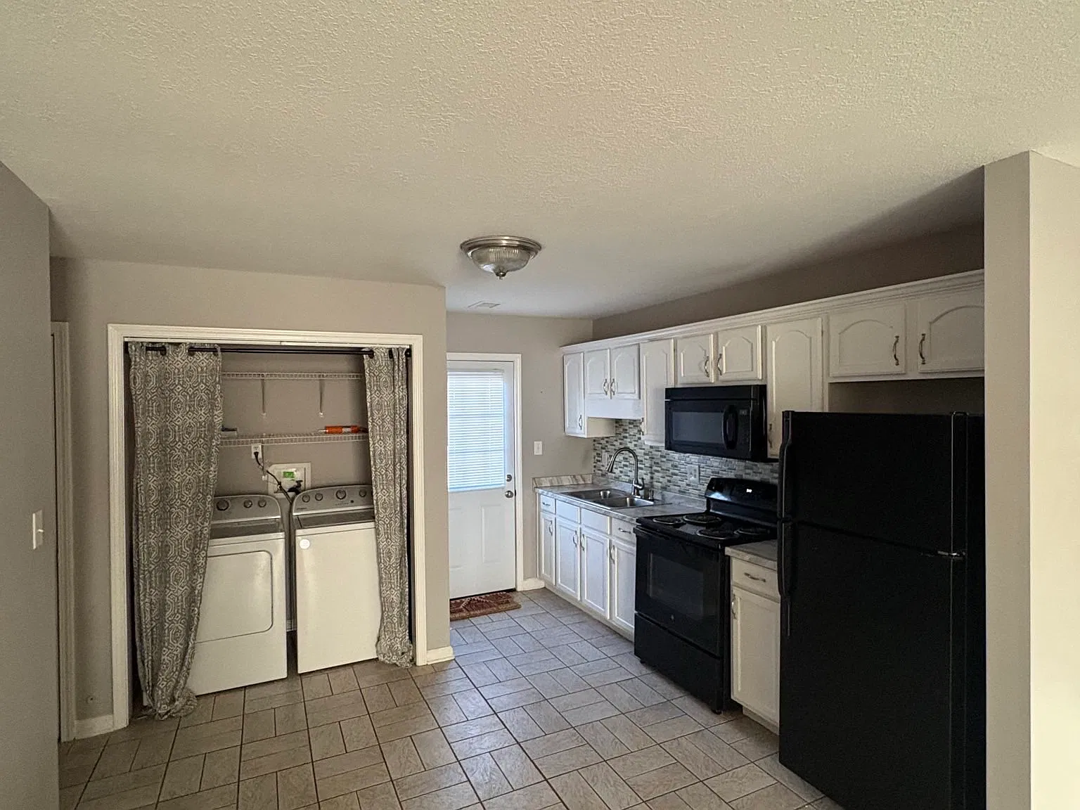 3 bed, 1.5 bath, 1175 sqft, $1,350 — Photo 3