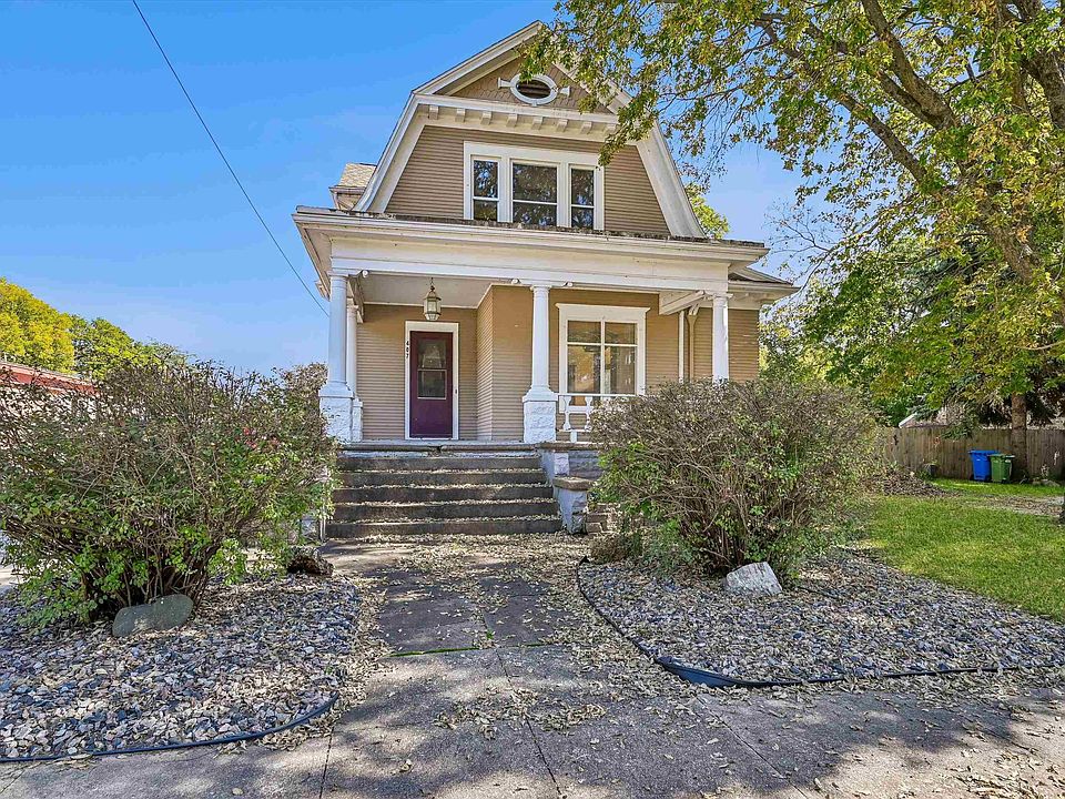 1st image of 407 3rd St SE