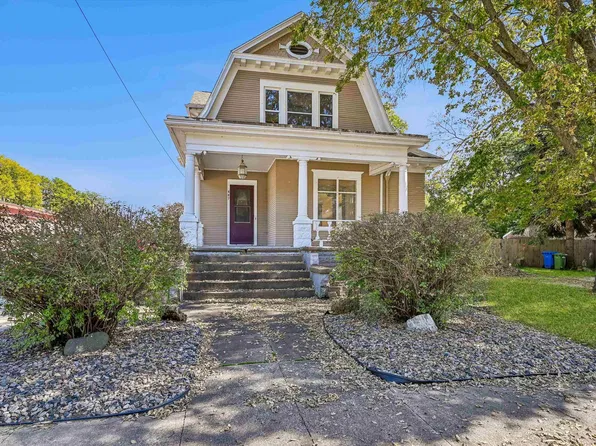 407 3rd St SE, Waverly, IA 50677