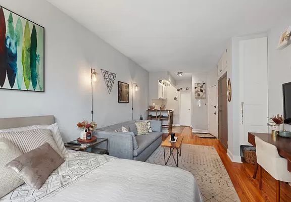 5th image of 203 E 89th St APT 5A