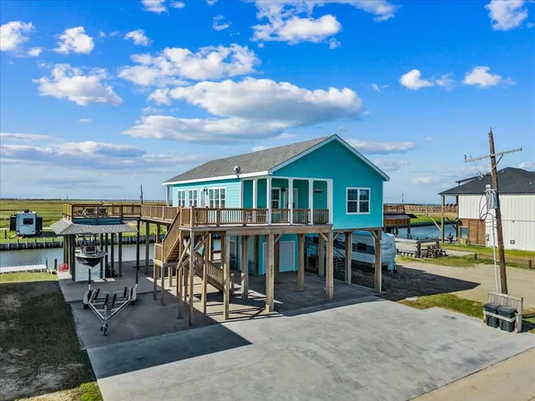 1231 N Stingaree Dr, Crystal Beach, TX 77650