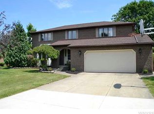 38 Waxwing Ln, East Amherst, NY 14051