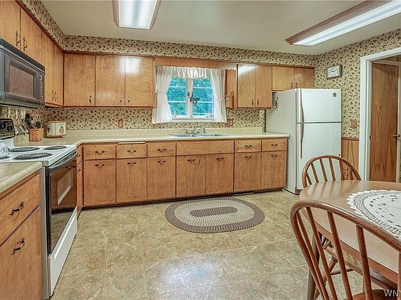3rd image of 6394 Badger Dr