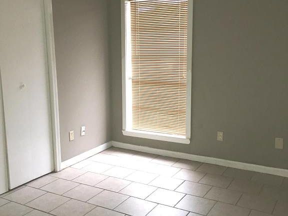 3rd image of 2960 Greenbriar Cv E