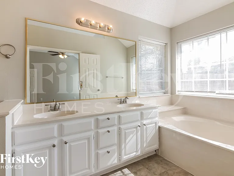 903 Hillwood Ct — Photo 8