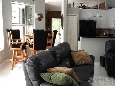 4th image of 730 SW Saint Croix Cv