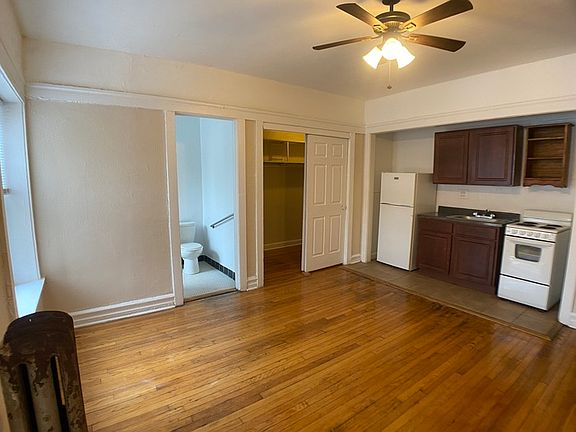 3rd image of 7455 N Greenview Ave APT 209