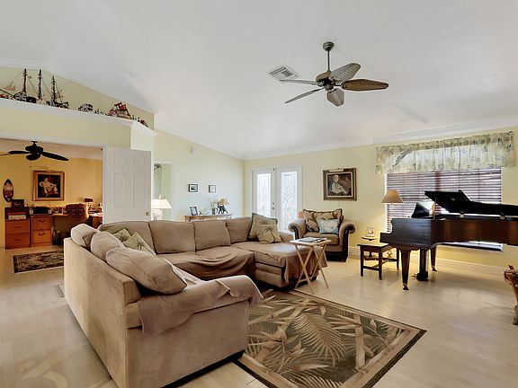 4th image of 4207 SW 9th Pl