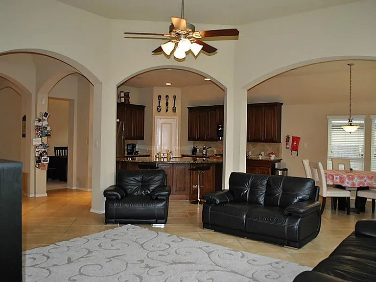 1403 Laura Hills Ln — Photo 3