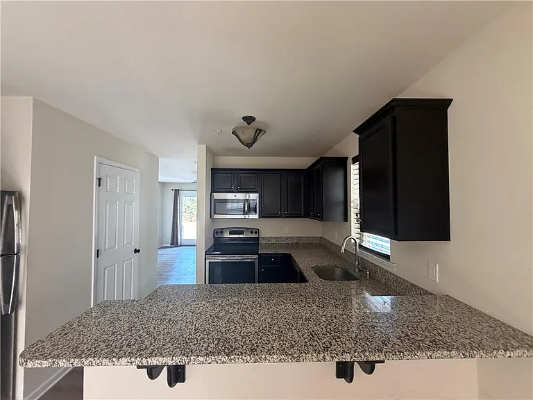 653 Linden St — Photo 4