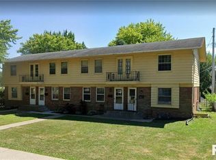 913 Hillside Dr, Bettendorf, IA