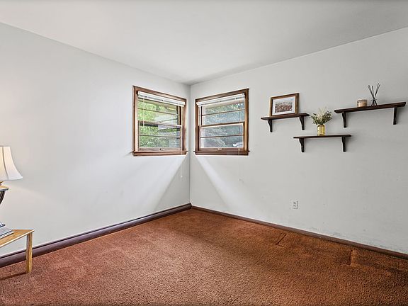 4th image of 626 Greenbriar Ln