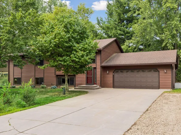 1076 Cottonwood Dr, Hudson, WI 54016