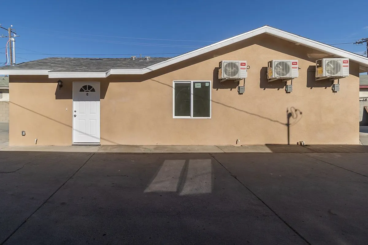 3 bed, 1.5 bath, 720 sqft, $3,100 — Photo 2