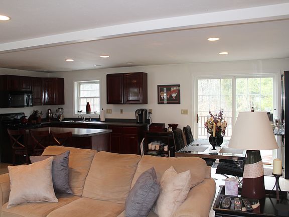 3rd image of 7 Lincoln Cir