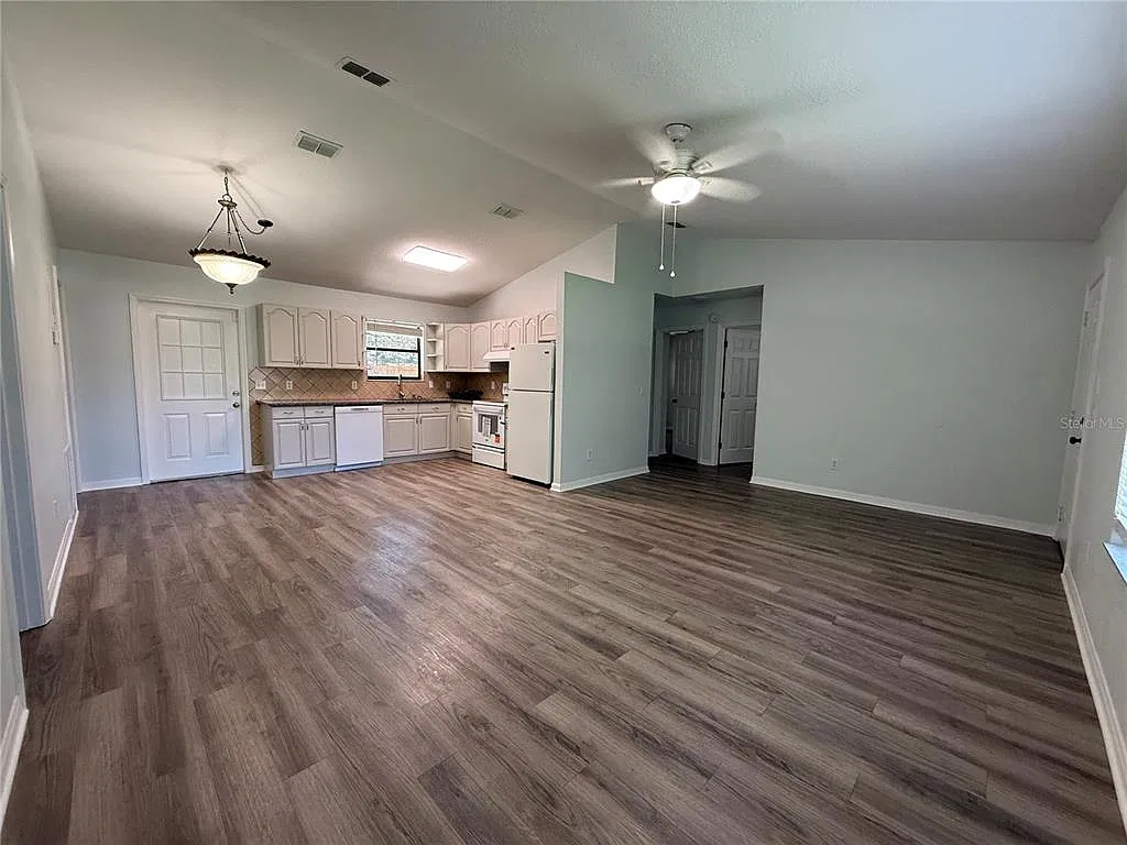 3 bed, 2.0 bath, 1154 sqft, $1,600 — Photo 2