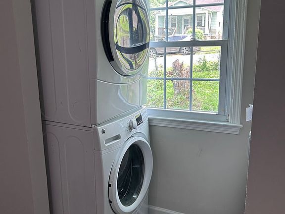 4th image of 2407 Yorktown Ave