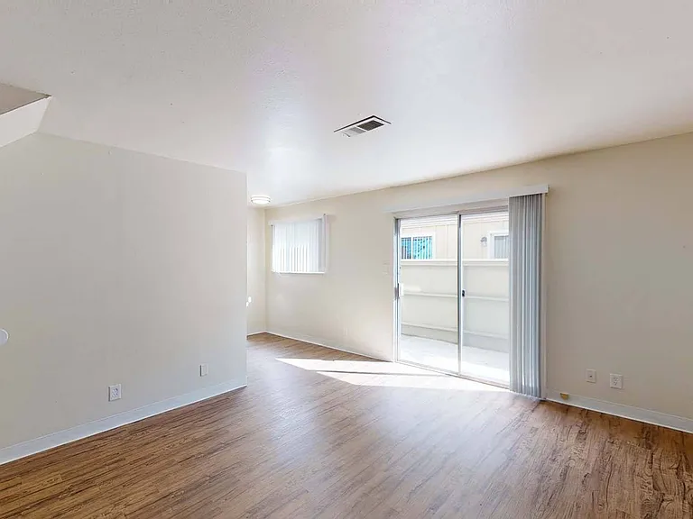 Bay Terrace — Photo 31
