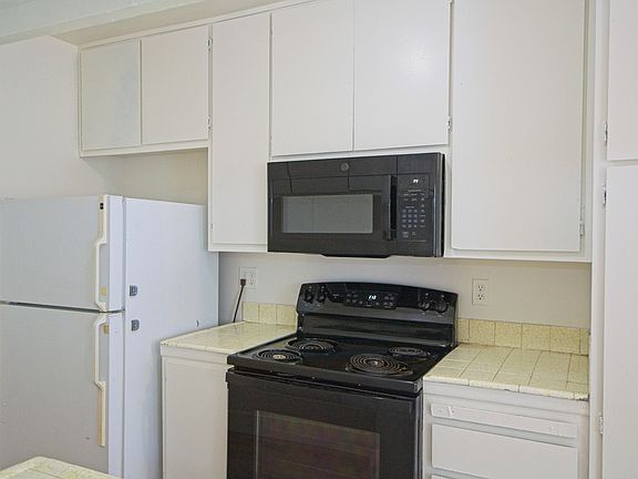 5th image of 664 Oakwood Dr