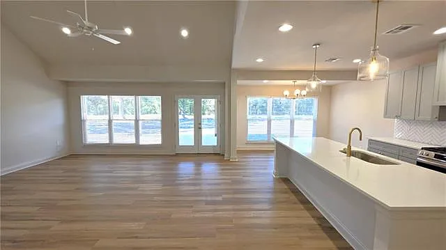 5 bed, 3.0 bath, 2076 sqft, $5,500 — Photo 2