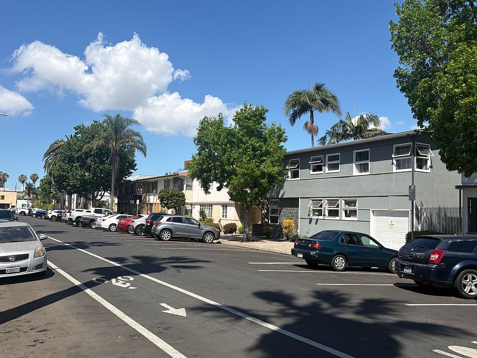 One way street - bike path - street parking