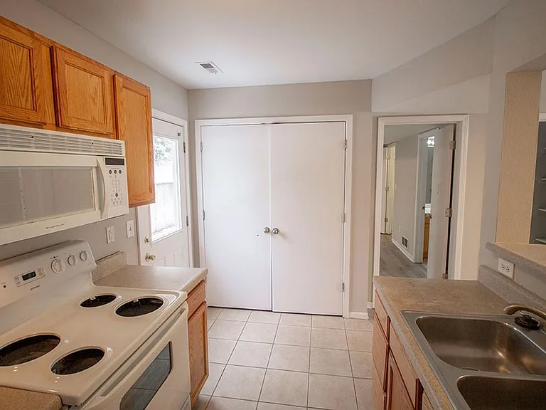 1413 Greensboro Dr — Photo 9