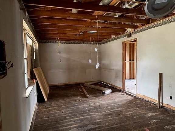 3rd image of 2405 Gardenia St