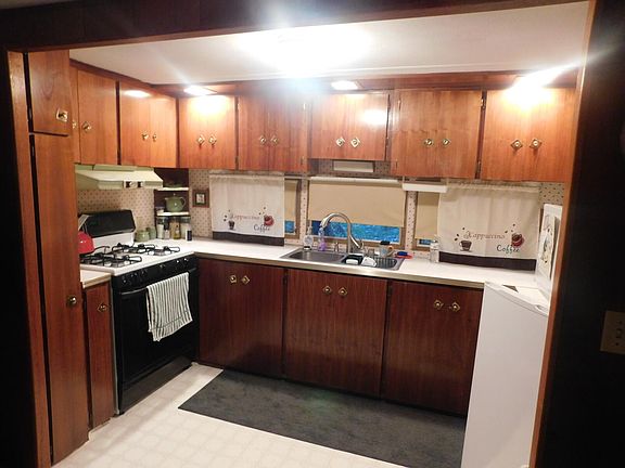 4th image of 3210 Pineridge Dr
