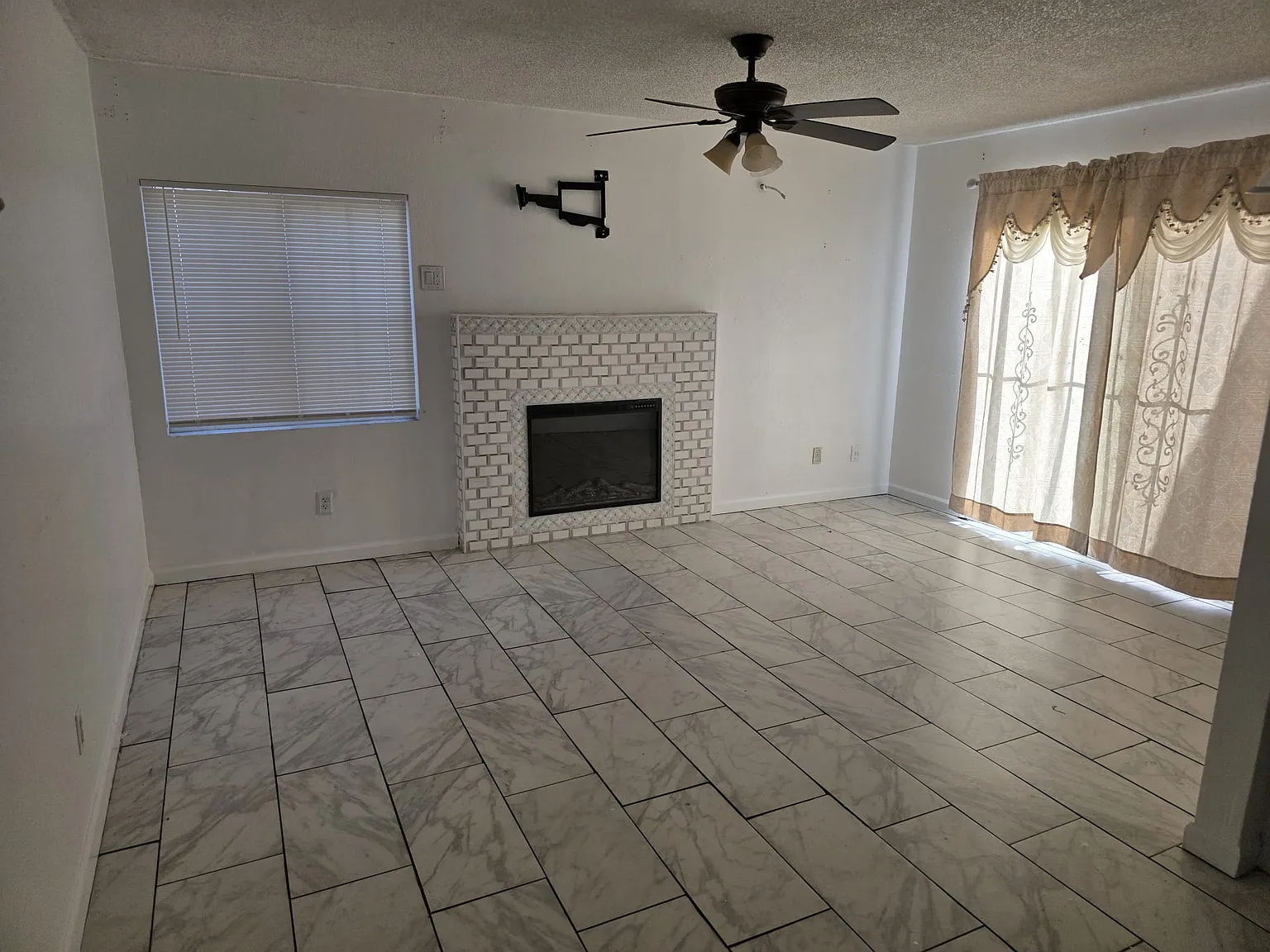 4 bed, 1328 sqft, $2,600 — Photo 2
