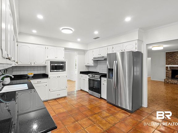 3rd image of 555 Cumberland Rd E