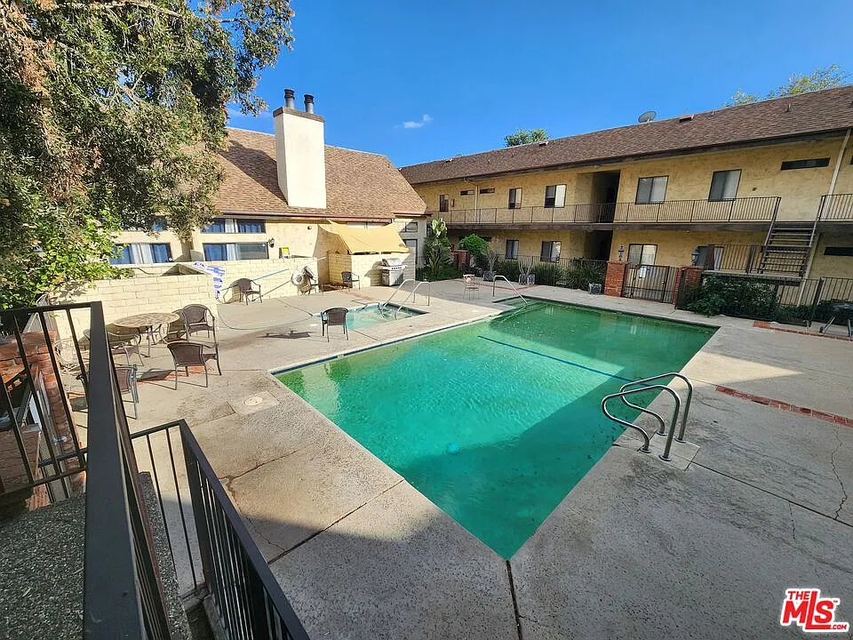 1 bed, 1.0 bath, 700 sqft, $2,100 — Photo 2