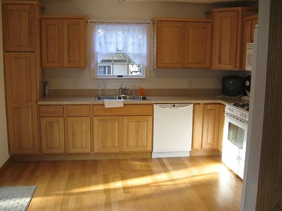 3rd image of 932 S Main St