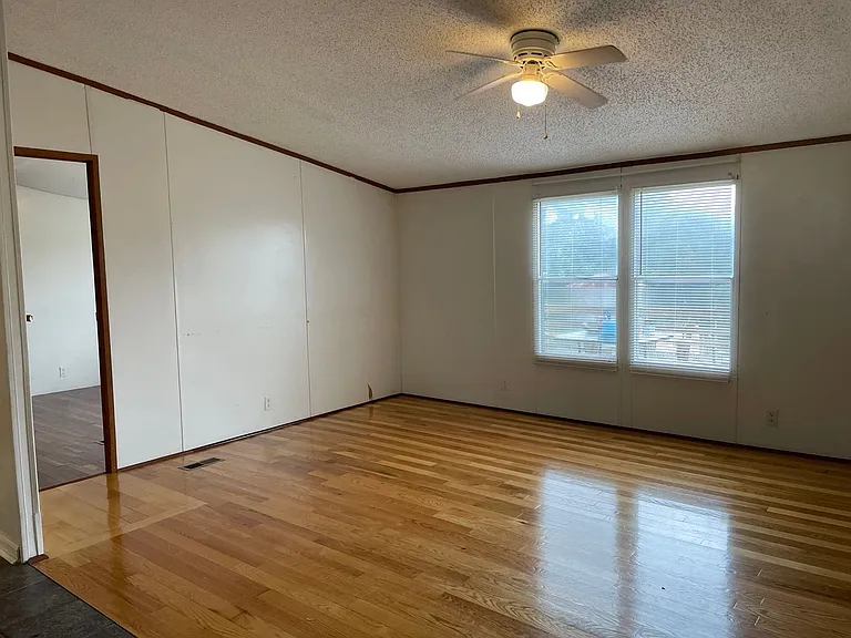 102 Shelby St — Photo 2
