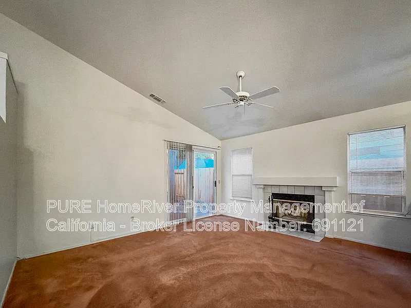 3 bed, 2.0 bath, 1000 sqft, $2,400 — Photo 3