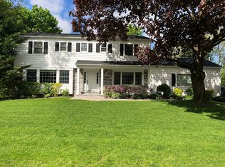 9 Flamingo Rd, Roslyn, NY 11576