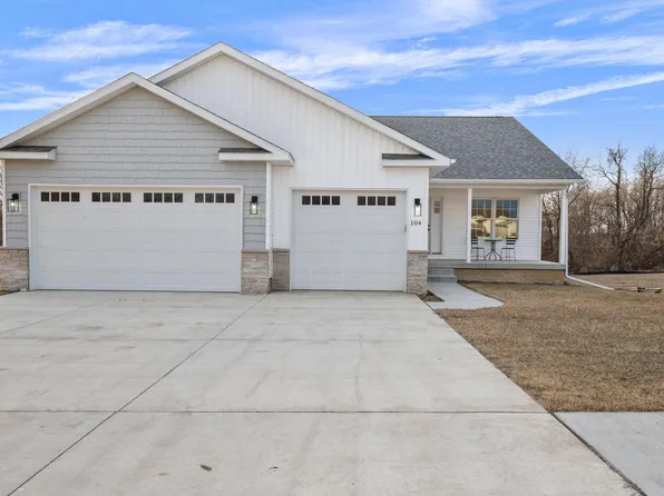 104 N 15th St, Leclaire, IA 52753